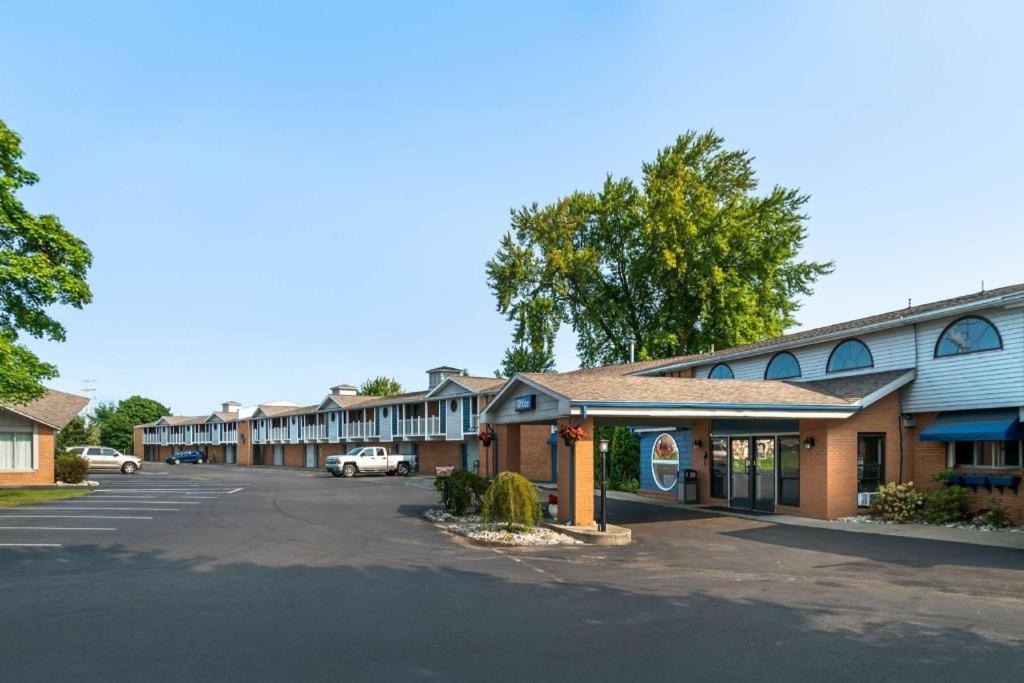 Best Western River Terrace Cheboygan Kültér fotó